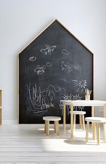 Quadro negro: dez inspirações para fazer uma parede de desenho para crianças