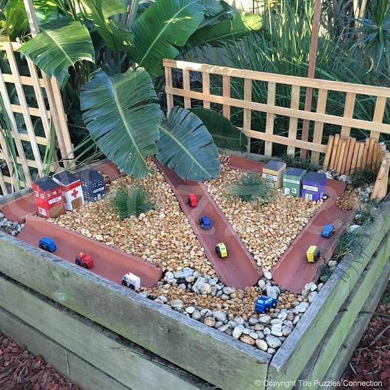 Decoração: pista de carrinho no jardim