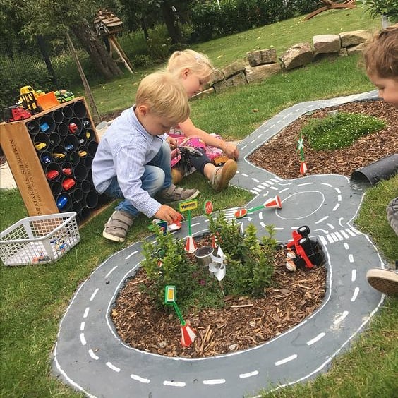 Decoração: pista de carrinho no jardim