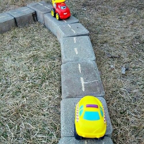 Decoração: pista de carrinho no jardim